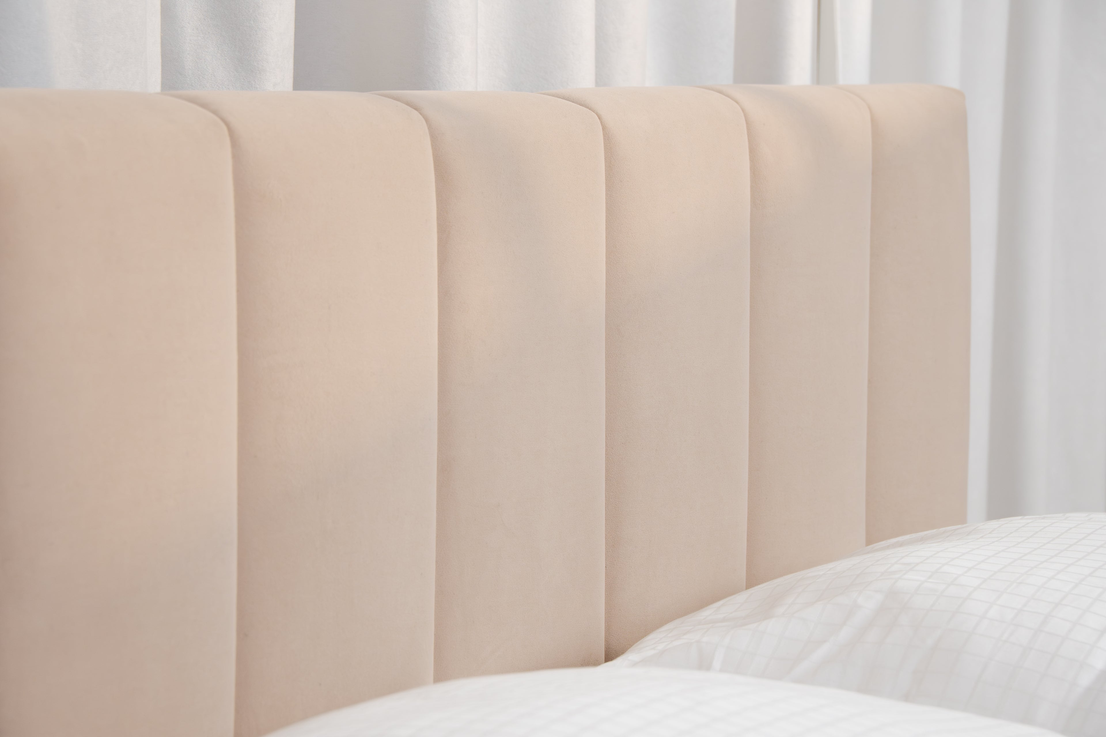 Łóżko Tapicerowane Stella – Elegancja i Komfort